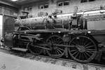 Blick auf den Kuppelradsatz der Dampflokomotive 18 505 im Eisenbahnmuseum Neustadt an der Weinstraße.