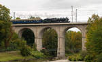 Anlässlich ihres 100-jährigen Jubileums besucht die S3/6 aus Nördlingen im Jahr 2018 ihre Schwesternloks in verschiedenen Eisenbahnmuseen. Am 03.10 ist sie mit ihrem Sonderzug auf dem Weg nach Freilassing, wo der Führerstand einer zerlegten BR 18 ausgestellt wird. Traunviadukt in Traunstein 

Hersteller: J.A. Maffei, München
Fabriknr.: 4536
Abnahmedatum: 01.08.1918
Erst-Bw: München Hbf
Umbeheimatungen: Augsburg, Ingolstadt, Lindau, Neu-Ulm, Ulm, Winterthur
Heimat-Bw. z.Z.d. Aufnahme: BEM Nördlingen
Eigentümer z.z.d. Aufnahme: Bayerisches Eisenbahnmuseum Nördlingen
ursprüngl. Fahrzeugnr.: 3673
UIC-Nr.: 90 80 0018 478-2 D-BYB
Betreibernr. z.Z.d. Aufnahme: 3673
Umnummerierungen: 18 478
z-Stellung: 13.04.1959
Ausmusterung: 14.07.1960
Radsatzfolge: 2'C1'h4v
Vmax (km/h): 120
Leistung (Psi): 1.770
Dienstmasse mit Tender (t): 135
Dienstmasse ohne Tender (t): 90
max. Radsatzfahrmasse (t): 17
LüP (mm): 23.230