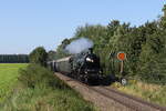 Die S3/6 3673 des  Bayerischen Eisenbahnmuseums  war am 3. September 2021 mit einem Sonderzug bei Hörlkofen in Richtung Landshut unterwegs.