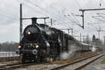 S 3/6 18478 (Verein Bayerisches Eisenbahnmuseum) dampft am 25.02.2023 mit ihrem Sonderzug von Nördlingen (mit Zubringer aus München) auf dem Bodenseedamm ihrem Zielbahnhof Lindau Insel entgegen.