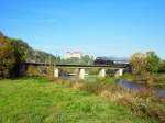 Die bayerische S 3/6 berquert am 03. Oktober 2012 die Wrnitz bei Harburg im Hintergrund das gleichnamige Schloss.