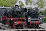 Die Dampflokomotiven 23 071 und 35 1097-1 Seite an Seite.