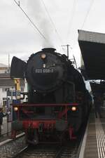 Die 023 058 hat soeben mit ihrem  Swiss Train bleu  die erste Rundfahrt des Tages absolviert und ist gerade in Romanshorn eingetroffen.