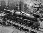 Die Dampflokomotive 23 1019 auf der Drehscheibe des Eisenbahnmuseums in Dresden.