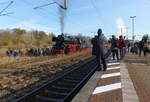 In Anwesenheit zahlreicher Eisenbahnfreudne steht die IG Traditionslok 58 3047 e.V. 35 1097-1 am 30.10.2021 in Neudietendorf und wartet auf den DPE 349 aus Hamburg-Harburg, um ihn dann als D 79648 über Meiningen nach Eisenach zubefördern.