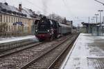 Die Glauchauer 35 1097 mit einem Sonderzug von Zwickau nach Stollberg am Haken am 10.12.2017 in Glauchau(Sachs.).