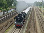 35 1097-1 der IG 58 3047 mit einem Zug der Dampflokfreunde Berlin e.V.