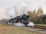 Die Dampflokomotiven 35 1097-1 und 50 3610-8  mit Sonderzug bei Ausfahrt aus den Bahnhof Ebersbach in Richtung Bischofswerda am 14. April 2019