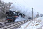 Am 02.12.2017 dampfen  35 1097 und 01 202 mit Sonderzug Nürnberg bei Gaugshausen durch das verschneite Hohenlohe. 