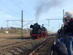 35 1097-1 mit dem Nostalgiezugreisen Sonderzug D 79648 über Meiningen nach Eisenach, am 30.10.2021 in Neudietendorf. Die Lok bespannte den Sonderzug der als DPE 349 aus Hamburg-Harburg kam zwischen Neudietendorf und Meiningen.