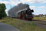 Am 06.09.26 bespannte 35 1107 einen Sonderzug von Leipzig nach Glauchau. Die Fahrt ging �ber Dessau-Ro�lau und Wittenberg sowie Riesa. Hier passiert der Dampfzug Wittenberg-Labetz Richtung Falkenberg(E). Am Zugschluss wurden dabei noch 218 480 und 21 ...