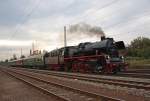 Am 23.10.2010 waren die Schwarzenberger Eisenbahnfreunde mit einem Sonderzug nach Halle/Saale unterwegs. Zuglok war allerdings nicht die vereinseigene 50 3616 sondern die Glauchauer 35 1097-1. Hier ist der Zug bereits auf der Heimreise und durchfhrt am Abend Leipzig-Wiederitzsch.