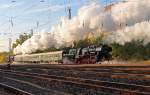 Gegen die Strmung gegen den Wind! 35 1097-1 und 52 8154-8 mit dem Leipziger Museumszug im Oktober 2012 auf Charterfahrt, hier in Leipzig-Mockau.