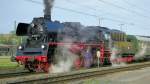 am 4.5.2013 die 35 1097-1 im Bahnhof Freiberg...beim Halt auf dem Weg in die Goldene Stadt Prag konnten auch hier Fahrgste zusteigen, dabei kam auch mal schnell bei den Lokfhrern die lkanne zum