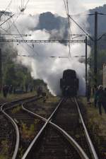 So sollte es eigentlich nicht sein, mehrfach wurden die Fotografen durch das Aufsichtspersonal gebeten, die Gleise zu räumen, denn 35 1097 - 1 setze zurück an den Zug, bei reichlicher