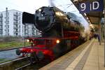 Nassauische Touristik-Bahn Nikolaus Express mit Bahnwelt Kranichstein 023 042 und Wagenpark der Museumseisenbahn Hanau am 06.12.25 in Wiesbaden Hauptbhanhof