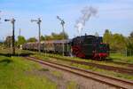 Museumseisenbahn Hanau Sonderzug mit Bahnwelt Kranichstein 23 042 in Beienheim (Wetterau) am 26.04.26