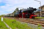Museumseisenbahn Hanau Sonderzug mit Bahnwelt Kranichstein 23 042 in Ober-Widdersheim (Wetterau) am 26.04.26
