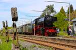 Museumseisenbahn Hanau Sonderzug mit Bahnwelt Kranichstein 23 042 in Ober-Widdersheim (Wetterau) am 26.04.26