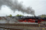 Die Dampflokomotive 23 071 an einem verregneten 1.