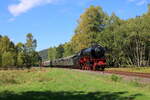 Die 23 058 war am 05. Oktober 2022 am Bundenthaler im Wieslautertal unterwegs. Anlässlich des Pfalzdampf zum 175 Jährigen Jubiläums der Eisenbahn in der Südpfalz wurde der Ausflugszug zwischen Neustadt(Weinstraße), Landau, Hinterweidenthal und Bundenthal-Rumbach mit Dampf bespannt. Hier erreicht der Dampfzug mit V100 1019 als Schublok gerade Dahn zur Fahrt nach Bundenthal-Rumbach.