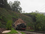 23 058 fährt mit einem Dampfzug Tender voraus durch das Südportal des Eisenkehl-Tunnels zw.