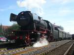 Die 023 058-1 beim Plandampf am 30.09.2007 in Steinsfurt. Der rechts noch zu sehende Schienenbus pendelte auf der Strecke nach Eppingen. 