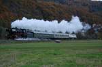 23 042 und 216 224-6 ( am Zugschluss ) mit ihrem Sonderzug von Frankenberg ( Eder ) nach Herzhausen, hier kurz vor Kirchlotheim, 24.10.2010.