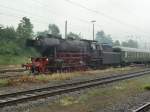 23 042 in Altenbeken wegen Vivat Viadukt (das Bild ist nicht verswommen sondern, das der Nebel und starker Regen!) (07.03.2011)