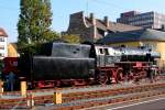 Wenn`s brennt, kommt die Feuerwehr.....oder aber auch, wie hier zu sehen, wenn eine Dampflok  Durst  hat! 23 042 des Deutschen Eisenbahnmuseums beim Wasserfassen am 03.09.2011 im Hbf Schweinfurt.