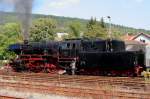 23 042 des Deutschen Eisenbahnmuseums am 03.09.2011 im Bf. Meiningen. Sie hat gerade den Sonderzug der Historischen Eisenbahn Frankfurt, den sie zum Besuch des Dampflokfestes im DLW Meiningen hierher gebracht hatte, aus der Abstellgruppe geholt und wird ihn gleich zur Rckfahrt am Bahnsteig 2 bereitstellen.