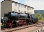 Bereit zur Rckfahrt! Nachdem 23 042 im DLW Meiningen ihre Kohle- und Wasservorrte ergnzt hat, wird sie in Krze den Sonderzug der Historischen Eisenbahn Frankfurt, der anlich des Dampflokfestes hier weilte, zurck nach Frankfurt/Main bringen. Die Aufnahme erfolgte am Nachmittag des 03.09.2011 vom Bahnsteig 1 des Meininger Bahnhofes aus. Erwhnenswert ist vielleicht, dass die Maschine die Strecke von Meiningen bis Schweinfurt in Rckwrtsfahrt absolvierte. Dies ist auf lngeren Strecken bei Schlepptenderlokomotiven eher unblich, da die meisten Maschinen mit dieser Tenderversion bei Rckwrtsfahrten nur fr Vmax. 50 km/h zugelassen sind. BR 23 bildet meines Wissens die einzige Ausnahme mit einer zugelassenen Hchstgeschwindigkeit fr Rckwrtsfahrt von 85 km/h!