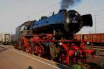 23 042 des Deutschen Eisenbahnmuseums am Abend des 03.09.2011, kurz vor der bernahme des Sonderzuges der Historischen Eisenbahn Frankfurt, der anllich des Dampflokfestes im DLW Meiningen hier auf Durchreise war, nach erfolgtem Wasserfassen in Schweinfurt Hbf. Sie wird in den nchsten Minuten zur Rckfahrt nach Frankfurt/Main starten.