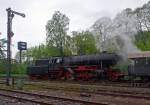 Volldampf im Hellertal, aus Anlass: 150 Jahre Eisenbahn an Sieg, Heller, Dill und Lahn, am 06.Mai 2012: Mit 2 Stunden Versptung, dadurch nun im vollen Regen (Das EBA hatte bei der berprfung Lok etwas beanstandet, die Klrung dauerte leider lnger), kam die 23 042 vom Eisenbahnmuseum Darmstadt-Kranichstein Tender voraus aus Gieen.  Hier im Bahnhof Herdorf hatte sie nun Hp 0 und musste dem planmigen Gegenverkehr abwarten, bevor sie dann nach Betzdorf/Sieg weiter fahren konnte.