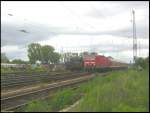 Die Regionalbahn nach Wiesbaden fuhr am 27.05.2006 mit 143 644 aus dem direkt neben dem Eisenbahnmuseum gelegenen Bahnhof Darmstadt-Kranichstein aus. Links neben der Ellok ist der Tender von 23 042 zu sehen, die anllich der 7. Kranichsteiner Eisenbahntage an diesem Wochenende mit einem Zubringerzug zwischen dem Museumsgelnde und dem Hauptbahnhof pendelte.