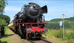 Gelassen schnauft die 23 071 der VSM vor sich hin und gönnt sich eine kurze Pause am Bahnsteig von Eys-Wittem (NL) bevor es gleich mit dem Sonderzug weiter geht nach Simpelveld zur ZLSM, Szenario vom Vormittag des 10.Juli 2016. 