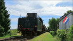 Man fühlt sich zurückversetzt in die gute alte Dampflokzeit beim Betrachten dieses Fotos. Die 23 076 zieht als Gastlok anlässlich der Stoomtraintage der Veluwsche Stoomtrein Maatschappij bei der ZLSM einen Sonderzug nach Schin op Geul.Hier zu sehen beim kurzen Zwischenhalt an der Station Eys-Wittem in Südlimburg (Zuid-Limburg) in den Niederlanden bei der Museumsbahn. Eys-Wittem am Vormittag des 10.Juli 2016.
