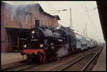 381182 hat hier am 6.5.1993 um 14.40 Uhr im Bahnhof Arnstadt den zuvor von 143302 aus Erfurt gebrachten Dosto übernommen. Der Zug fährt nun nach Ilmenau.