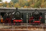 38 2267 (P8) & 044 377-0 vor dem Lokschuppen im Eisenbahnmuseum Bochum Dahlhausen, Oktober 2025.
