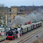 Am Hattinger Bahnhof wartete Anfang Dezember 2025 der von der Dampflokomotive 38 2267 gezogene Nikolauszug auf seine Fahrgäste.