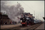 381182 fährt hier am 6.5.1993 um 14.41 Uhr im Bahnhof Arnstadt ymit einem Dosto nach Illmenau ab.