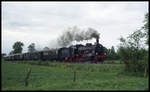 Mit Volldampf ist hier die 382267 am 21.5.1995 bei Grasdorf mit einem Sonderzug nach Emlichheim auf der Bentheimer Eisenbahn unterwegs.