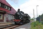 Nachschuss auf P8 2455  Posen  (38 460), als diese am 20.05.2018 im höchstgelegenden Bahnhofs der DB Feldberg Bärental vom Pendelzug der IG 3Seenbahn abgesetzt hatte, um diese zu umfahren. Grund fürs umsetzt in Bärental war, dass die Höllentalbahn auf kompletter Strecke von Freiburg bis Donaueschingen wegen Umbau gesperrt war und deswegen der eigentliche Endbahnhof Titisee nicht angefahren werden konnte.