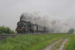 Am 16.05.2016 dampft 38 3199 vom Süddeutschen Eisenbahnmuseum Heilbronn mit einem Sonderzug zum Kuchen- und Brunnenfest in Schwäbisch Hall bei Kupferzell-Westernach durch verregnete