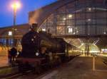 P8 2455 vor dem  Zug der Erinnerung  im Leipziger Hbf.