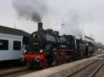 Die 38 1301 mit der 77 028 am 13.03.2011 in Braunau.