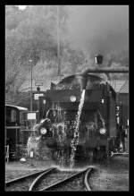 Bildtitel: Wasser marsch.
38 2267 des Eisenbahnmuseums Bochum-Dahlhausen beim Wasserfassen.
Aufnahmestandort: Eisenbahnmuseum Bochum-Dahlhausen, Freifläche zwischen dem Abstellgleis für Eisenbahn-Exponate und dem Zufahrtsgleis zur Drehscheibe.
Aufnahmetag: 12.04.2014 
Aufnahmedaten: ISO 400; Blende 7.1; 1/320sec.; Brennweite 130mm; Kameraeinstellung S/W