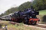 381772 steht abfahrbereit mit einem Sonderzug in Richtung Lengerich im Bahnhof Brochterbeck am 28.4.1990.