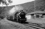 Mit einem Güterzug durchfährt die 38 3199 im Rahmen einer Plandampfveranstaltung im Mai 2005 den Bahnhof Hasloch (Strecke Miltenberg - Wertheim)