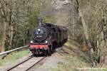 38 2267 fhrt am 2. April 2017 mit dem planmigen Dampfzug 204 durch Witten, mit kurzem Halt vorbei an der alten Burgruine Hardenstein